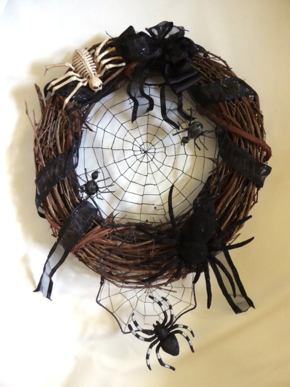 18” HALLOWEEN SPIDER WREATH NATURAL RATTAN FIBER CREEPY DECOR LIKE NEW